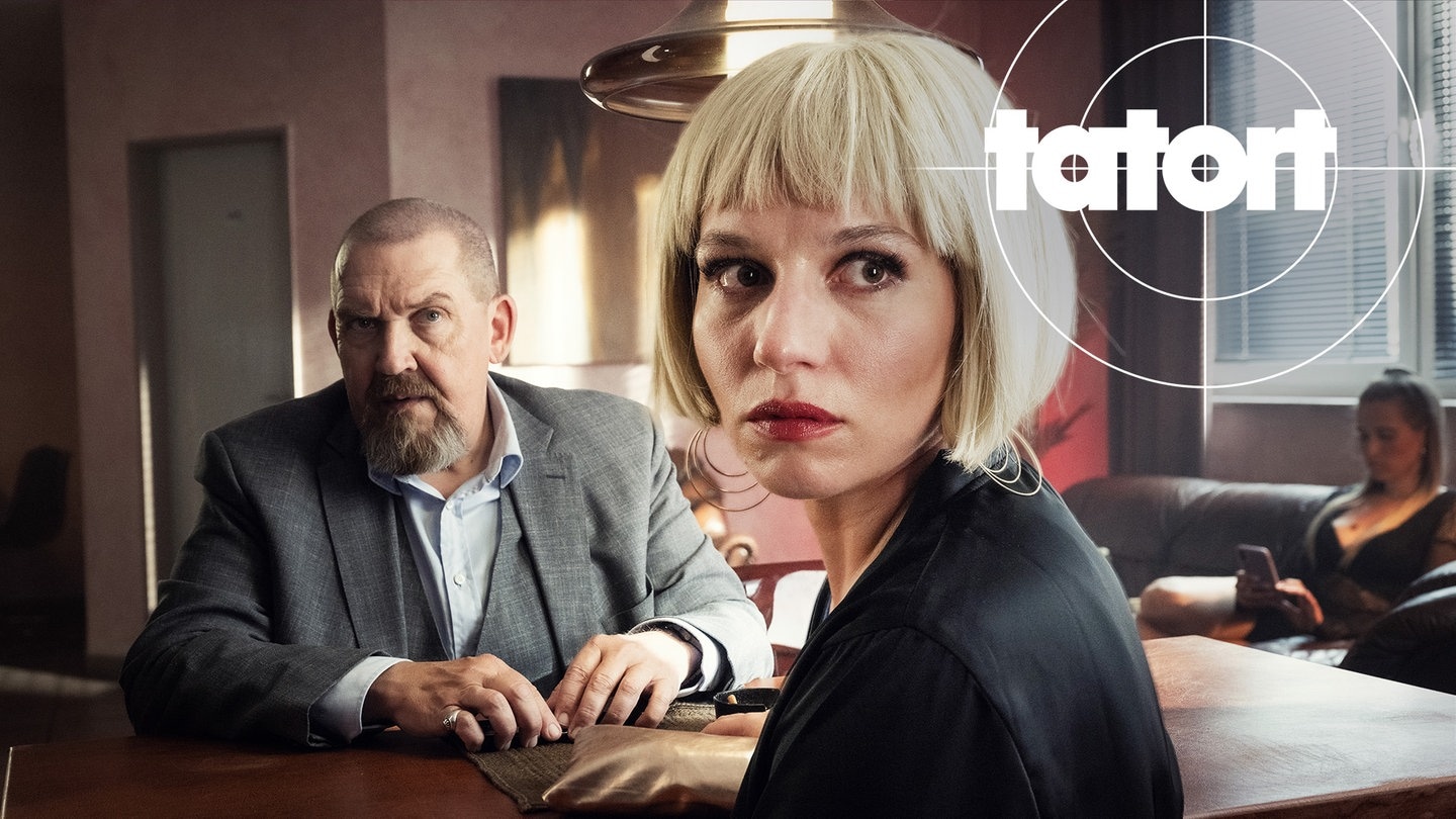 Kommissar Freddy Schenk (Dietmar Bär) befragt Jasmin Backes (Antonia Bill), die auf der siebten Etage ein Zimmer angemietet hat. Tatort Köln: Siebte Etage