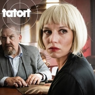 Kommissar Freddy Schenk (Dietmar Bär) befragt Jasmin Backes (Antonia Bill), die auf der siebten Etage ein Zimmer angemietet hat. Tatort Köln: Siebte Etage