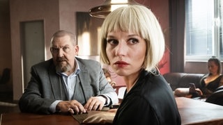 Kommissar Freddy Schenk (Dietmar Bär) befragt Jasmin Backes (Antonia Bill), die auf der siebten Etage ein Zimmer angemietet hat. | Tatort aus Köln: Das sagt unser Tatort-Checker zu „Siebte Etage“