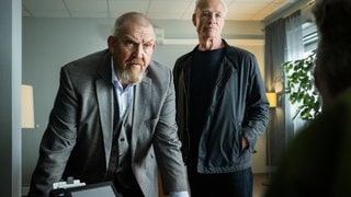 Die Kommissare Freddy Schenk (Dietmar Bär, l) und Max Ballauf (Klaus J. Behrendt) verhören den Geschäftsführer des Etablissements. | Tatort aus Köln: Das sagt unser Tatort-Checker zu „Siebte Etage“