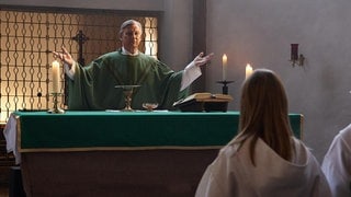 Pastor Otto im Gottesdienst vor seiner Gemeinde. Szenenbild aus dem Hamburger Tatort „Schweigen“ mit Kommissar Falke.