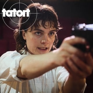 Karin Urbanski (Anna Schimrigk) schreckt nicht davor zurück, ihre Waffe gegen die Geiseln einzusetzen. | Tatort-Kritik „Verblendung“: Stuttgart-Tatort am 19.1.