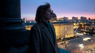 Susanne Bonard blickt über den Berliner Himmel bei Sonnenuntergang