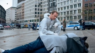 Tatort-Kommissar Robert Karow bei der Spurensicherung in der Berliner Innenstadt