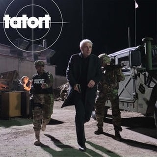 Tatort München „Charlie“ vom 2.3.: Von links: Major Jennifer Miller (Yodit Tarikwa) und Hauptkommissar Franz Leitmayr (Udo Wachtveitl) stürmen gemeinsam durch das Manöver in Übungsheim.