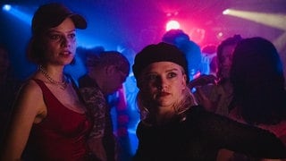 Tatort-Kritik Köln: Frei sein, high sein. Gina Grabitz und Meike Bennis gehen voll auf in der Szene. Die Partys im Turm sind ihr Zuhause.