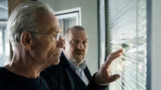 Tatort Köln „Colonius“: Max Ballauf (Klaus J. Behrendt) und Freddy Schenk (Dietmar Bärz, rechts) laden drei ehemalige Szenegänger vor. Gleich beginnen die Verhöre.