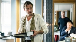 Tatort Köln „Colonius“: Genug ist genug: René Horvath (Andreas Pietschmann, l.) ist Geschäftsmann. Er hat alles im Griff. Doch das Verhör im Präsidium mit Freddy Schenk (Dietmar Bär, r.) und Max Ballauf (Klaus J. Behrendt, hinten) setzt ihm sichtbar zu.