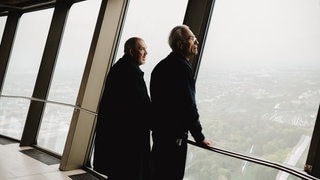 Ausblick aus dem Kölner Funkturm: Tatort-Kritik „Colonius“: Seit Mitte der 90er sind sie ein Team und ermitteln in Köln: Freddy Schenk (Dietmar Bär, l.) und Max Ballauf (Klaus J. Behrendt) im Colonius.