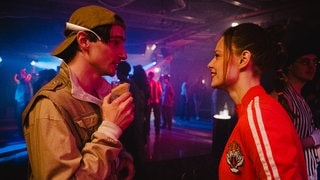 Tatort Köln „Colonius“: Alle im Club schwärmen für Gina (Emma Bading). Und René (Sebastian Schneider) ganz besonders ...