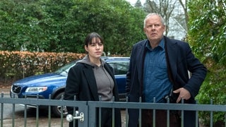 Tatort-Kritik Kiel „Borowski und das Haupt der Medusa“: Borowski steht mit seiner Kollegin Mila Sahin vor dem unheimlichen Haus, in dem Frost und seine Mutter leben. 