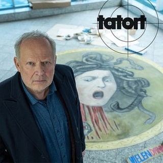 Tatort Kiel „Borowski und das Haupt der Medusa“: Kommissar Borowski vor einem gemalten Medusa Kopf. Er kann den neuen Fall nicht ruhen lassen. 