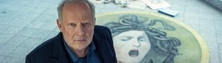 Tatort Kiel „Borowski und das Haupt der Medusa“: Kommissar Borowski vor einem gemalten Medusa Kopf. Er kann den neuen Fall nicht ruhen lassen. 