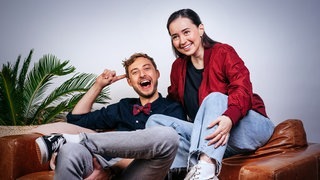 Constantin Zöller und Rebekka de Buhr sitzen auf der Couch und moderieren die SWR3-Morningshow