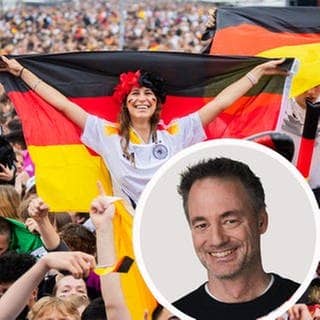 Beim Public Viewing in Berlin sitzt eine junge Frau auf den Schultern einer Person und hält eine Deutschlandflagge in die Höhe. Rechts ist SWR3-Moderator Volker Janitz in einer Collage zu sehen.