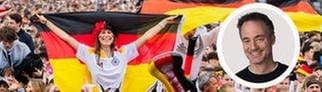 Beim Public Viewing in Berlin sitzt eine junge Frau auf den Schultern einer Person und hält eine Deutschlandflagge in die Höhe. Rechts ist SWR3-Moderator Volker Janitz in einer Collage zu sehen.